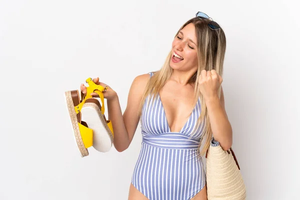 Junge Blonde Frau Mit Sommersandalen Auf Weißem Hintergrund Feiert Einen — Stockfoto