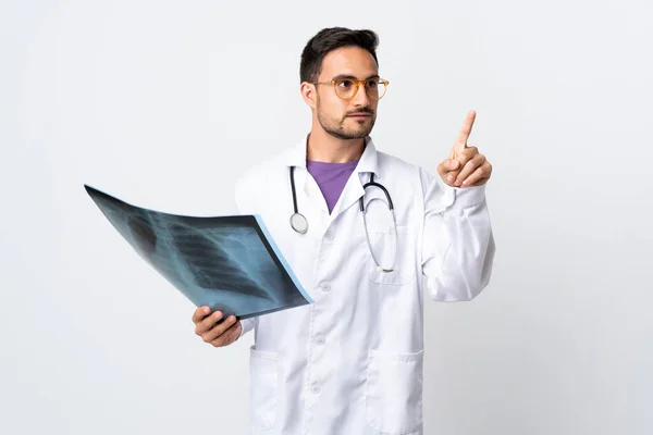 Jovem Médico Homem Segurando Uma Radiografia Isolada Fundo Branco Tocando — Fotografia de Stock