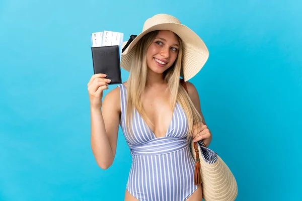Молодая Блондинка Паспортом Голубом Фоне Счастливым Выражением Лица — стоковое фото