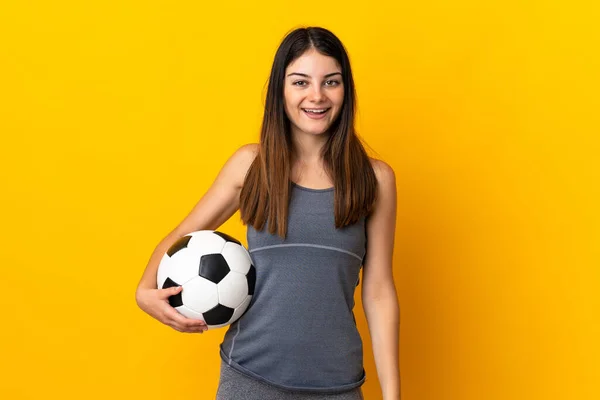 Junge Fußballerin Isoliert Auf Gelbem Hintergrund Mit Überraschendem Gesichtsausdruck — Stockfoto