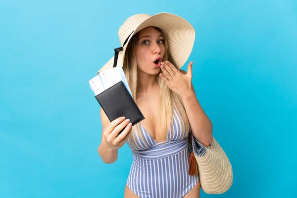 Jovem Loira Segurando Passaporte Isolado Fundo Azul — Fotografia de Stock