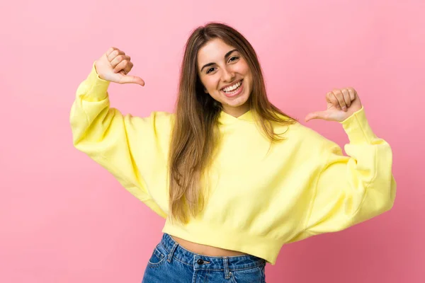 Mujer Joven Sobre Aislado Rosa Fondo Orgulloso Auto Satisfecho —  Fotos de Stock