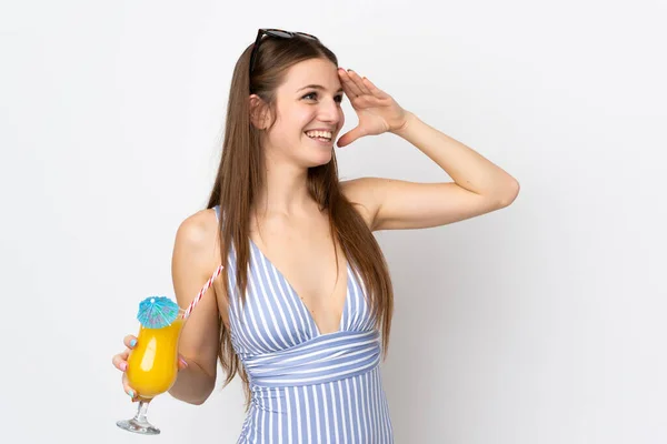 Ung Kaukasisk Kvinna Isolerad Vit Bakgrund Baddräkt Och Hålla Cocktail — Stockfoto