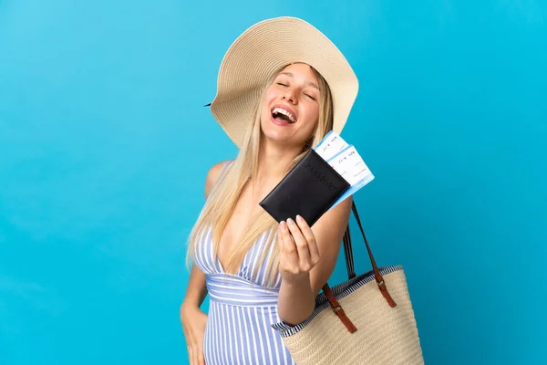 Jonge Blonde Vrouw Met Een Paspoort Geïsoleerd Blauwe Achtergrond — Stockfoto