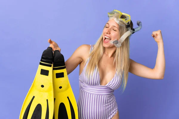 Mladá Blondýna Žena Drží Ploutve Potápění Brýle Izolované Modrém Pozadí — Stock fotografie