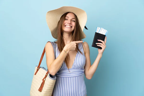 Mladá Běloška Letních Prázdninách Drží Pas Izolovaný Modrém Pozadí Ukazuje — Stock fotografie