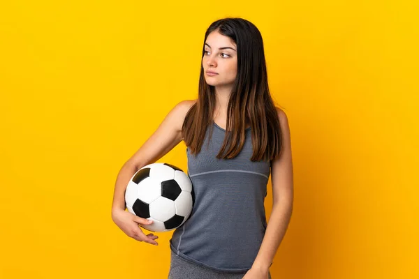 Giovane Giocatore Calcio Donna Isolato Sfondo Giallo Guardando Lato — Foto Stock