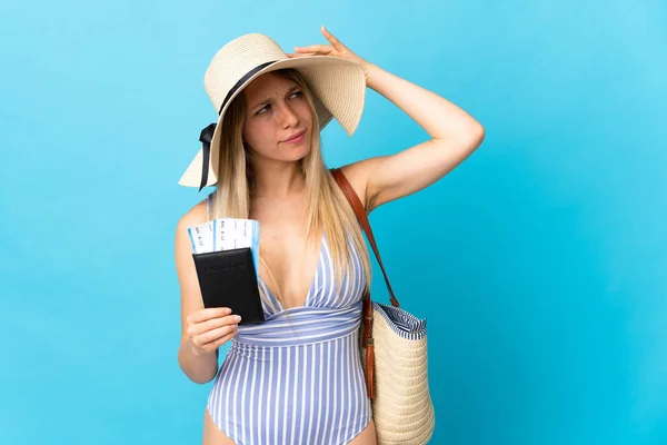 Молодая Блондинка Паспортом Синем Фоне Сомнениями Смущенным Выражением Лица — стоковое фото