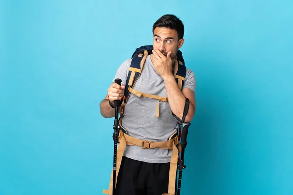 Joven Hombre Caucásico Con Mochila Bastones Trekking Aislados Sobre Fondo — Foto de Stock