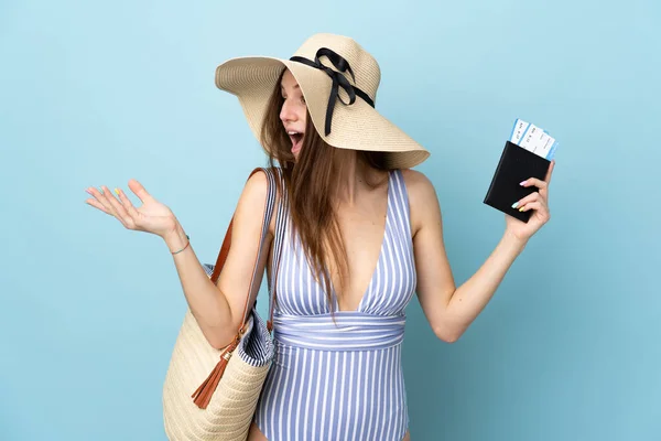 Jonge Blanke Vrouw Zomervakantie Met Paspoort Geïsoleerd Blauwe Achtergrond Met — Stockfoto