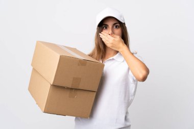 Genç teslimatçı kadın, izole edilmiş beyaz arka planda ağzı elle kapatıyor.