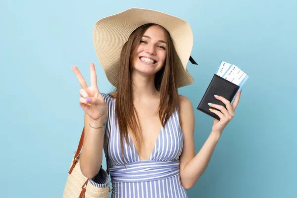 Jonge Blanke Vrouw Zomervakantie Met Paspoort Geïsoleerd Blauwe Achtergrond Glimlachend — Stockfoto