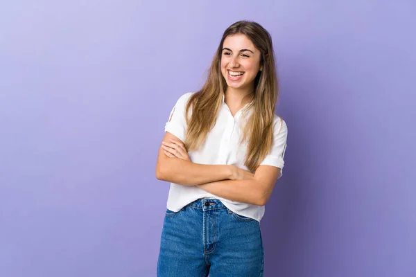 Zole Edilmiş Mor Arka Plan Mutlu Gülümseyen Genç Bir Kadın — Stok fotoğraf
