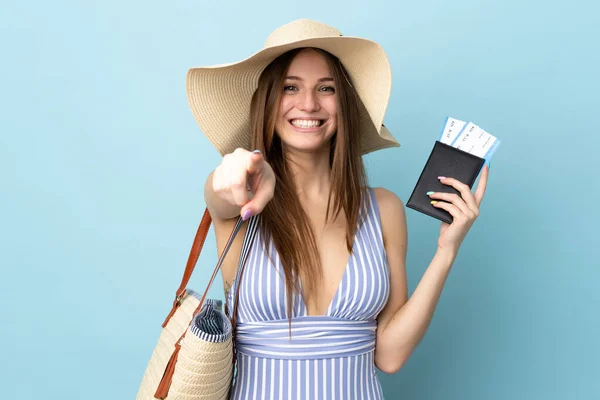 Jonge Blanke Vrouw Zomervakantie Met Paspoort Geïsoleerd Blauwe Achtergrond Wijst — Stockfoto