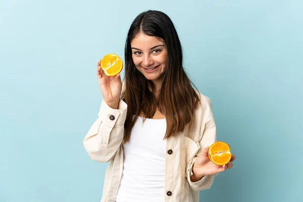 Ung Kaukasisk Kvinna Isolerad Blå Bakgrund Håller Orange — Stockfoto