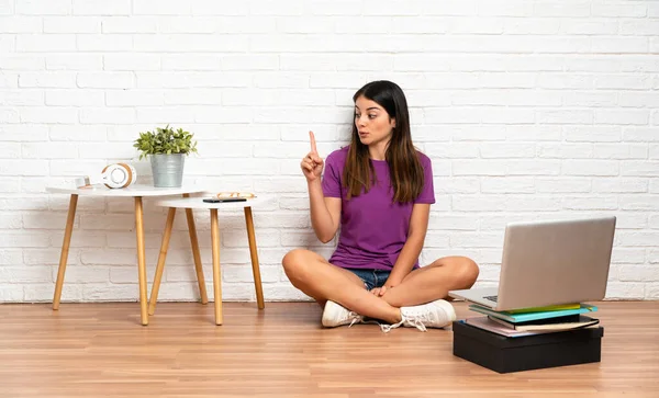 Giovane Donna Con Computer Portatile Seduto Sul Pavimento Chiuso Pensando — Foto Stock