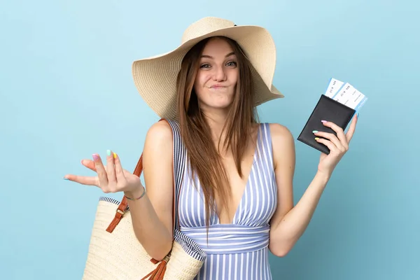 Jonge Blanke Vrouw Zomervakantie Met Paspoort Geïsoleerd Blauwe Achtergrond Maken — Stockfoto