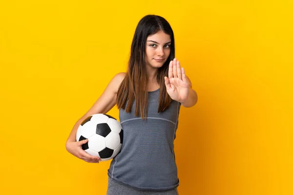 Joven Futbolista Mujer Aislada Sobre Fondo Amarillo Haciendo Stop Gesture —  Fotos de Stock