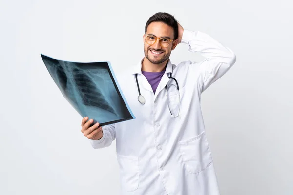 Młody Lekarz Trzyma Radiografię Białym Tle Śmiejąc Się — Zdjęcie stockowe