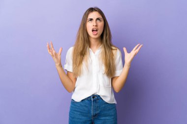 İzole edilmiş mor arka plan aşırı stresli genç kadın