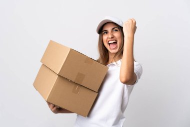 Genç teslimatçı kadın izole edilmiş beyaz arka plan zaferi kutluyor.