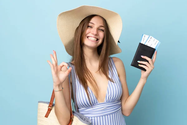 Jonge Blanke Vrouw Zomervakantie Met Paspoort Geïsoleerd Blauwe Achtergrond Met — Stockfoto