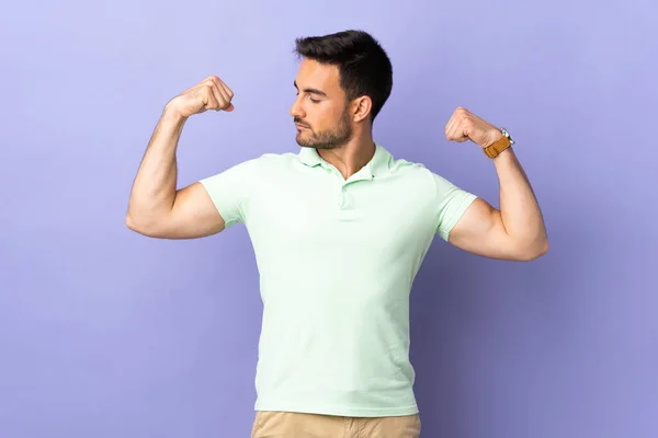 Jovem Bonito Homem Isolado Roxo Fundo Fazendo Forte Gesto — Fotografia de Stock