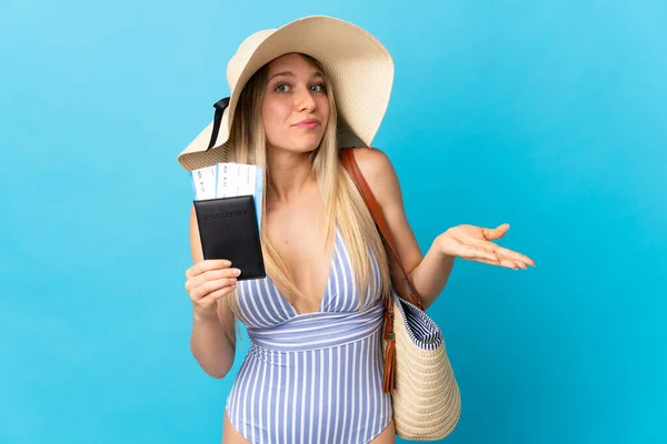 Jonge Blonde Vrouw Met Een Paspoort Geïsoleerd Blauwe Achtergrond Het — Stockfoto