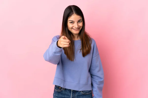 Mujer Joven Caucásica Aislada Sobre Fondo Rosa Sorprendida Apuntando Frente —  Fotos de Stock