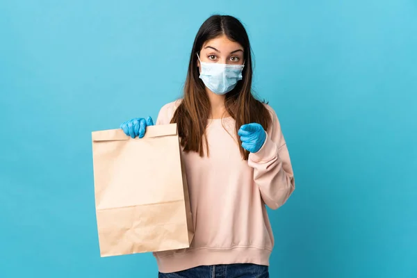 Mujer Joven Protegiendo Del Coronavirus Con Una Máscara Sosteniendo Una —  Fotos de Stock