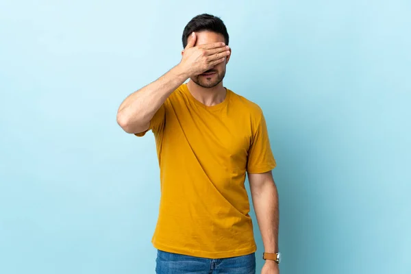 Jovem Homem Bonito Sobre Fundo Isolado Cobrindo Olhos Por Mãos — Fotografia de Stock