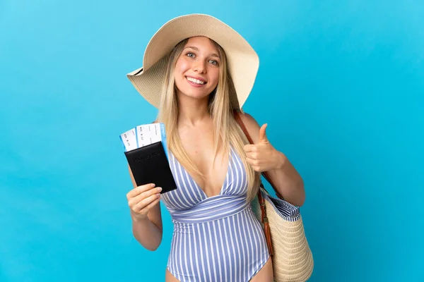 Jovem Loira Segurando Passaporte Isolado Fundo Azul Com Polegares Para — Fotografia de Stock