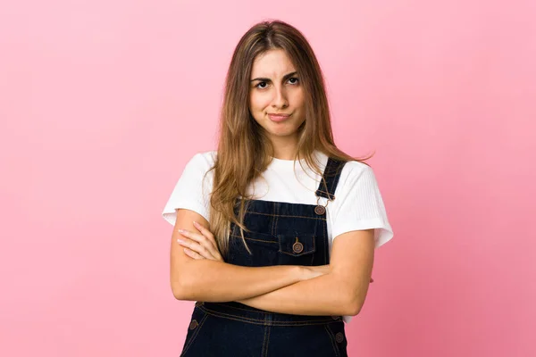 Jovem Mulher Sobre Fundo Rosa Isolado Com Expressão Infeliz — Fotografia de Stock