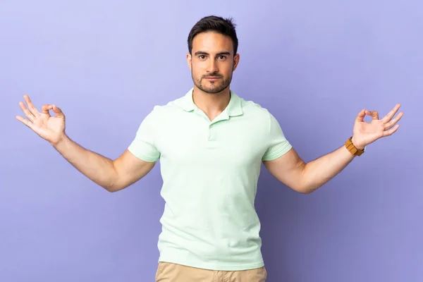 Joven Hombre Guapo Aislado Sobre Fondo Púrpura Pose Zen —  Fotos de Stock