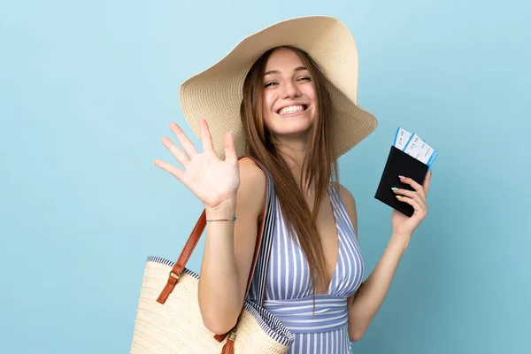 Giovane Donna Caucasica Vacanze Estive Con Passaporto Isolato Sfondo Blu — Foto Stock