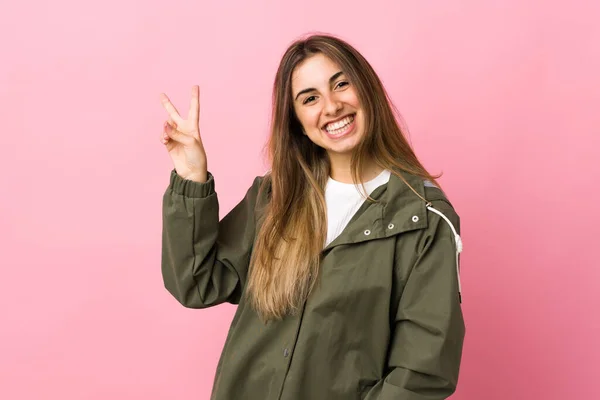 Jovem Mulher Sobre Isolado Fundo Rosa Sorrindo Mostrando Sinal Vitória — Fotografia de Stock