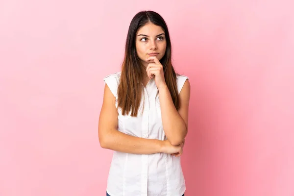 Joven Mujer Caucásica Aislada Sobre Fondo Rosa Pensando Una Idea —  Fotos de Stock