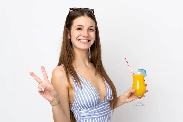 Ung Kaukasisk Kvinna Isolerad Vit Bakgrund Baddräkt Och Hålla Cocktail — Stockfoto