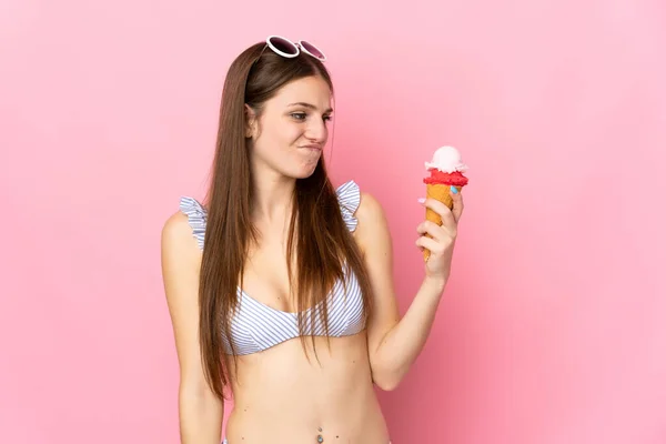 Jonge Kaukasische Vrouw Badpak Met Een Cornet Ijs Geïsoleerd Roze — Stockfoto