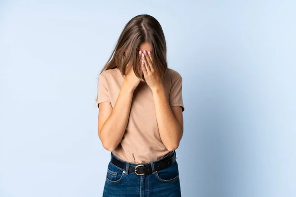Giovane Donna Lituana Isolata Sfondo Blu Con Espressione Stanca Malata — Foto Stock
