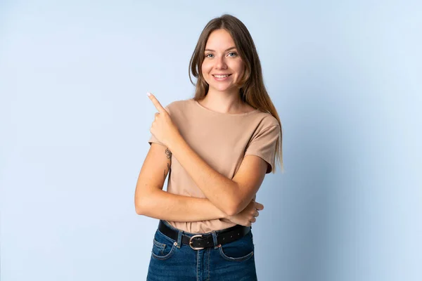 Jonge Litouwse Vrouw Geïsoleerd Blauwe Achtergrond Wijzend Naar Zijkant Een — Stockfoto