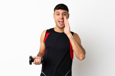 Genç sporcu kadın halter kaldırıyor ve ağzı açık bağırıyor.