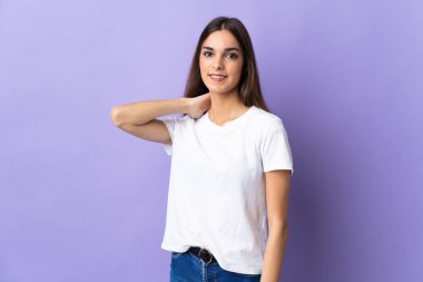 Mavi arka planda izole edilmiş genç beyaz kadın gülüyor.