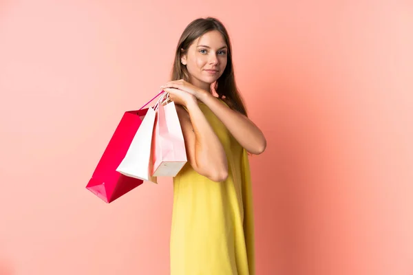 Joven Mujer Lituana Aislada Sobre Fondo Rosa Sosteniendo Bolsas Compras — Foto de Stock