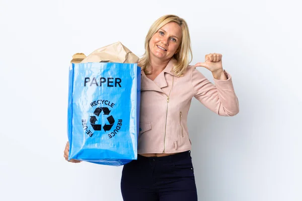 Femme Âge Moyen Tenant Sac Recyclage Rempli Papier Recycler Isolé — Photo