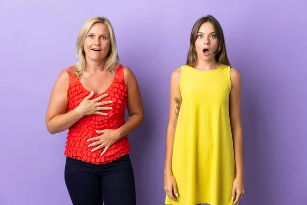 Мама Дочь Изолированы Фиолетовом Фоне Удивлением Шокированным Выражением Лица — стоковое фото