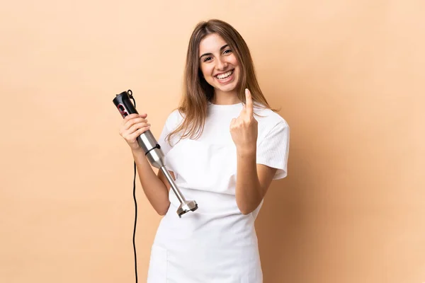 Vrouw Met Behulp Van Hand Blender Geïsoleerde Achtergrond Doen Komende — Stockfoto