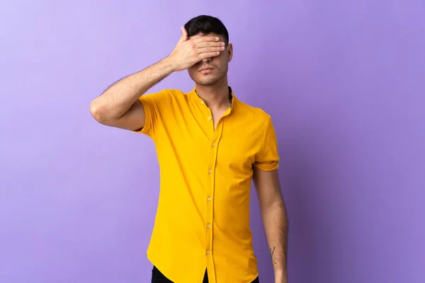Молодий Колумбійський Чоловік Ізольований Фіолетовому Фоні Закриваючи Очі Руками Хочу — стокове фото