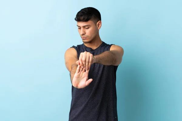 Young Colombian Man Isolated Blue Background Stretching Arm — Stock Photo, Image
