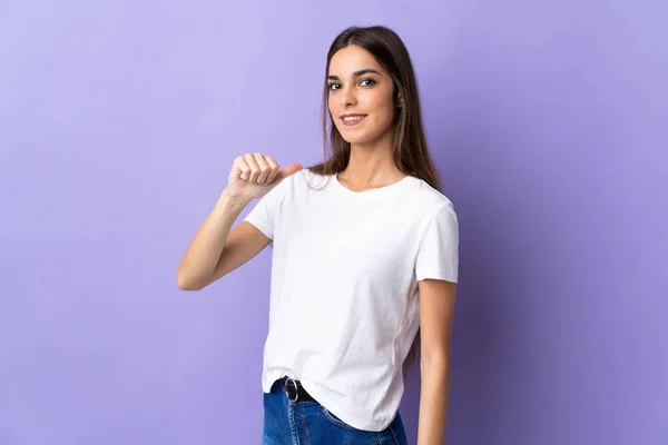 Joven Mujer Caucásica Aislada Sobre Fondo Azul Orgullosa Autosatisfecha — Foto de Stock